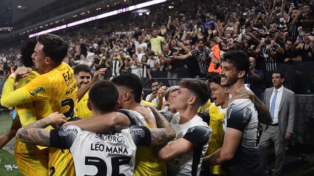 Jogadores do Corinthians comemoram classificação com a torcida