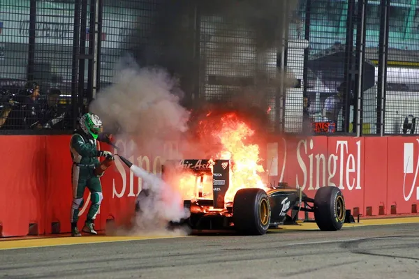 Dez anos atrás, Alonso ganhou para valer em Singapura após segurar