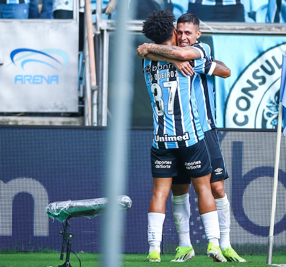 Pavón e Du Queiroz comemora gol com a camisa do Grêmio