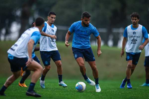 Grêmio fecha preparativos em Curitiba e parte para duelo contra Atlético-GO.