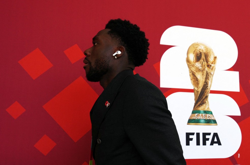 Alphonso Davies antes de partida - jogadores refugiados
