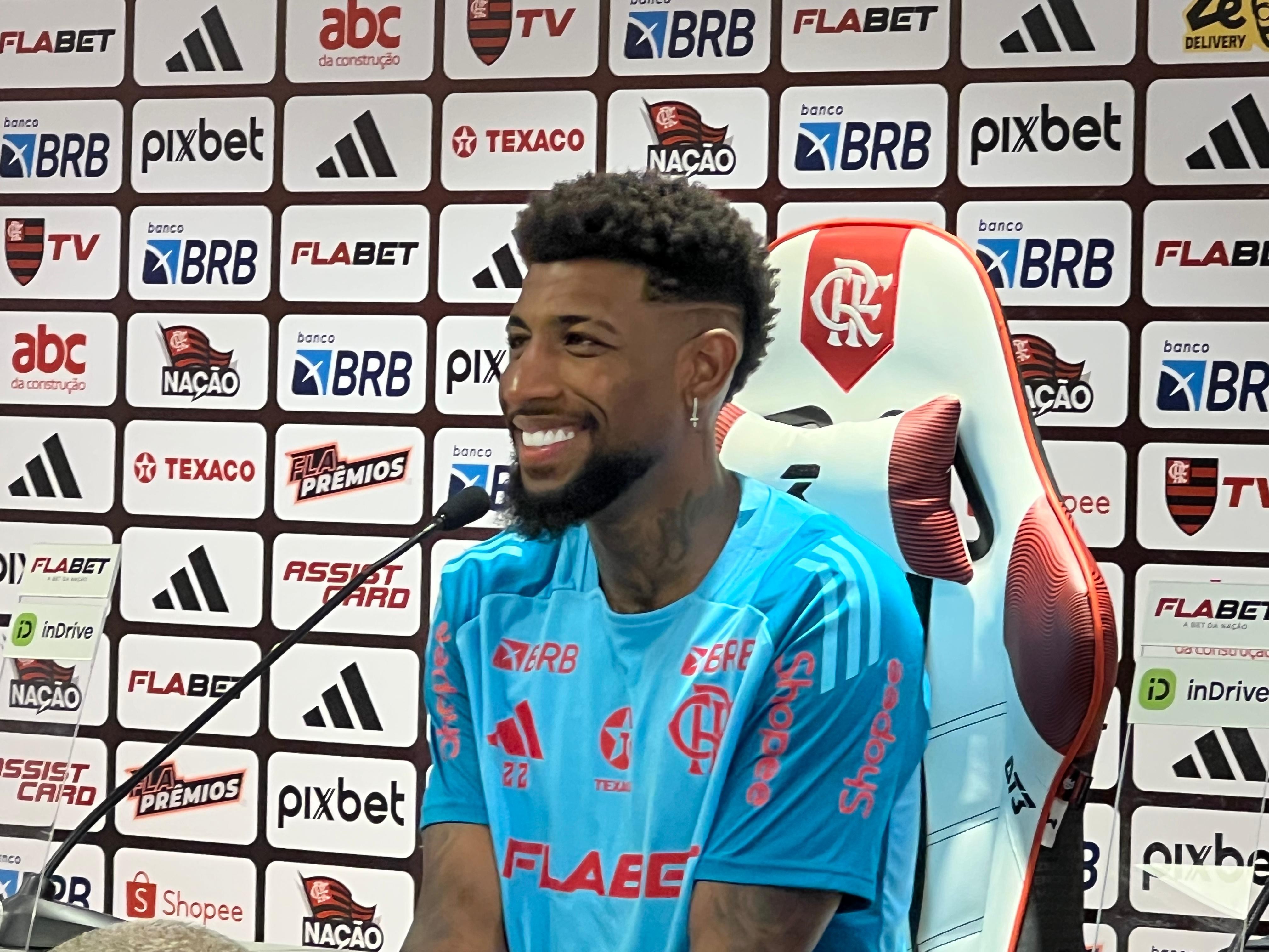 Emerson Royal é apresentado no Flamengo e diz que ainda precisa de adaptação: 