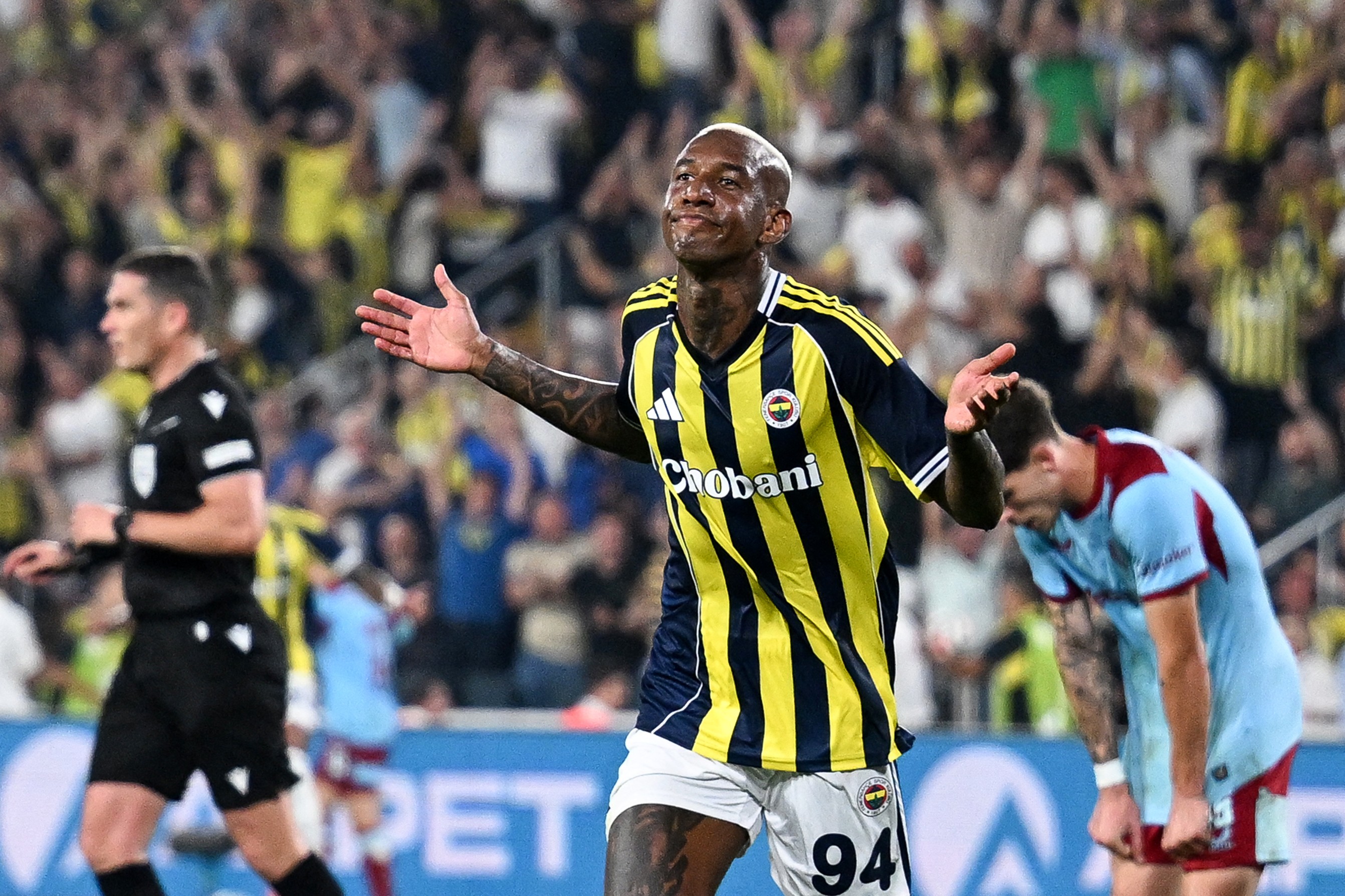 Com gols de Talisca e Fred, Fenerbahçe avança aos playoffs da Champions