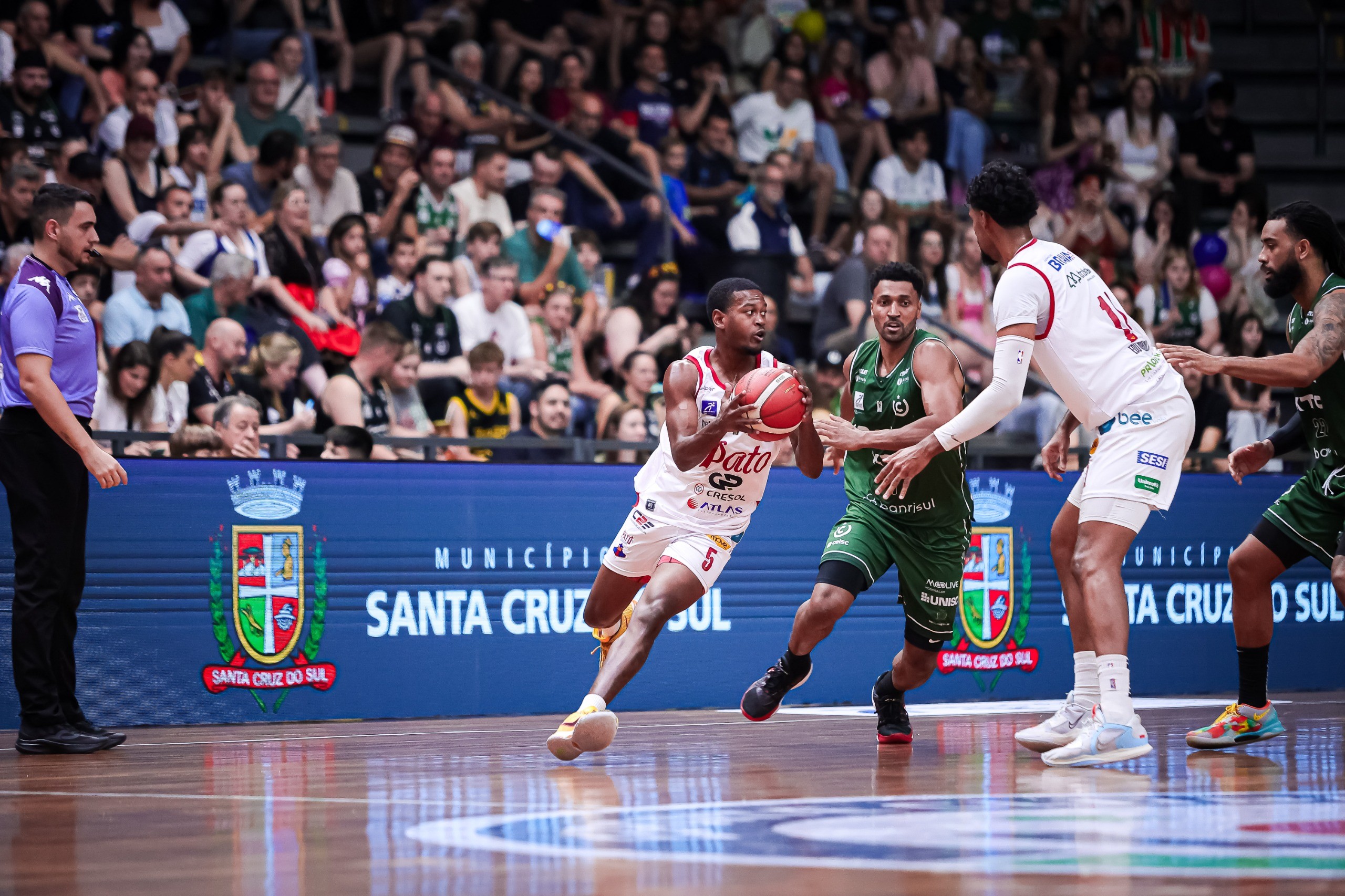 São José anuncia contratação do armador Tradavis Thompson