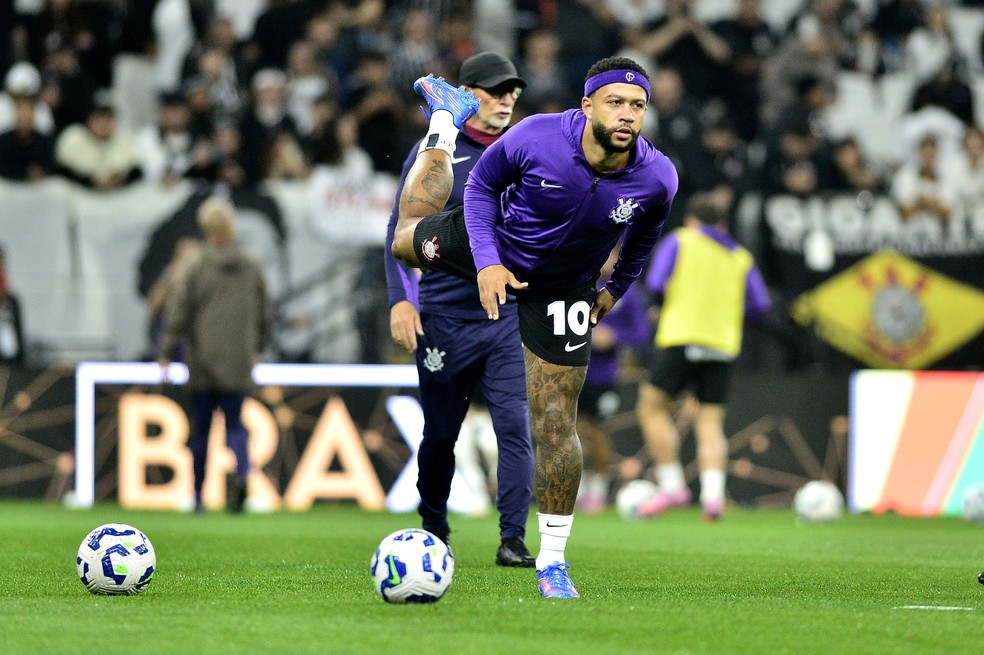Memphis Depay em aquecimento em Corinthians x Athletico-PR pelas quartas de final da Copa do Brasil — Foto: Marcos Ribolli