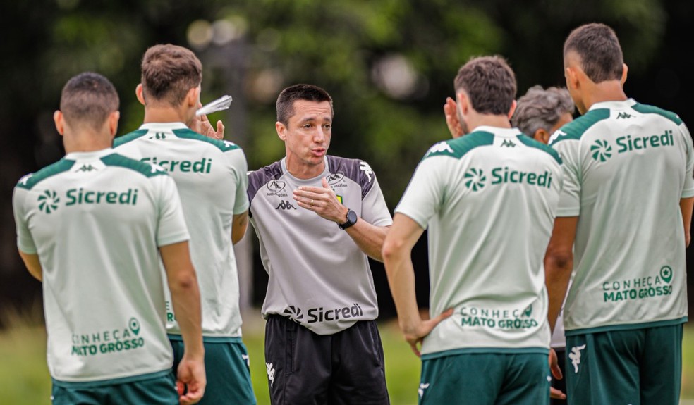 Eduardo Barros orienta atletas em treino do Cuiabá — Foto: AssCom Dourado