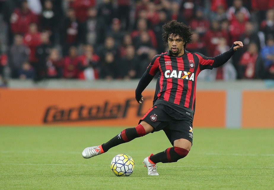 Otávio é vendido pelo Atlético-PR para o Bordeaux e assina por quatro anos | Ge