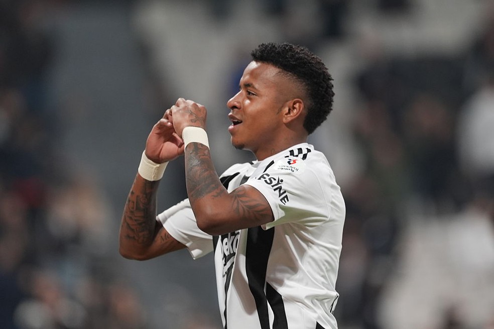 Keny Arroyo, alvo do Cruzeiro, em ação pelo Besiktas — Foto: Beyza Comert/Getty Images