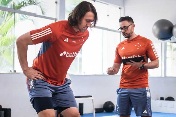 Cássio se lesiona e Cruzeiro define prazo de recuperação: detalhes revelados.