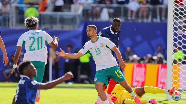 Mbaye comemora gol de Senegal contra a França