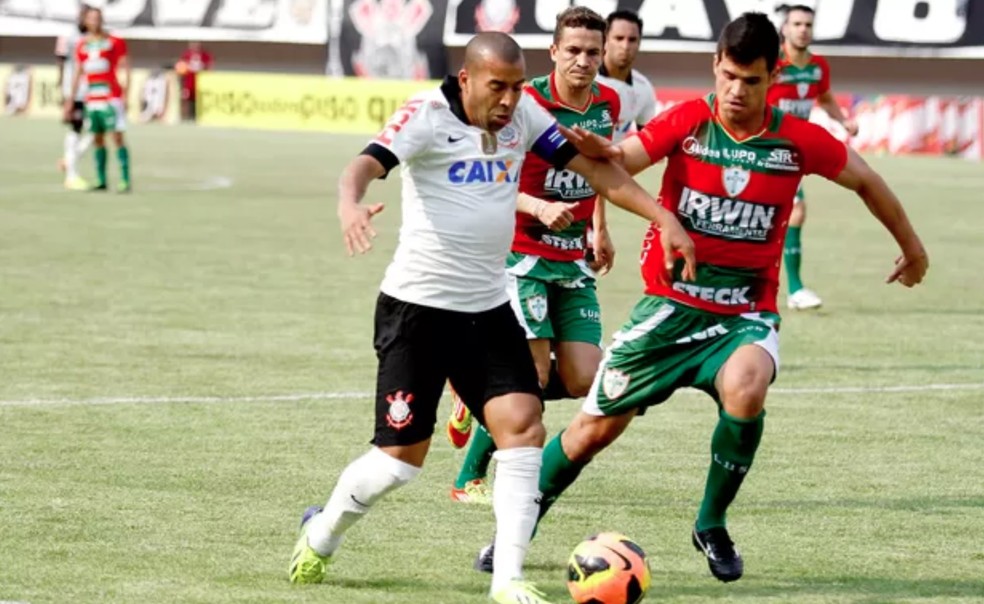 Emerson disputa jogada com Rogério no Morenão em 2013 — Foto: Moisés Palácios/Futura Press