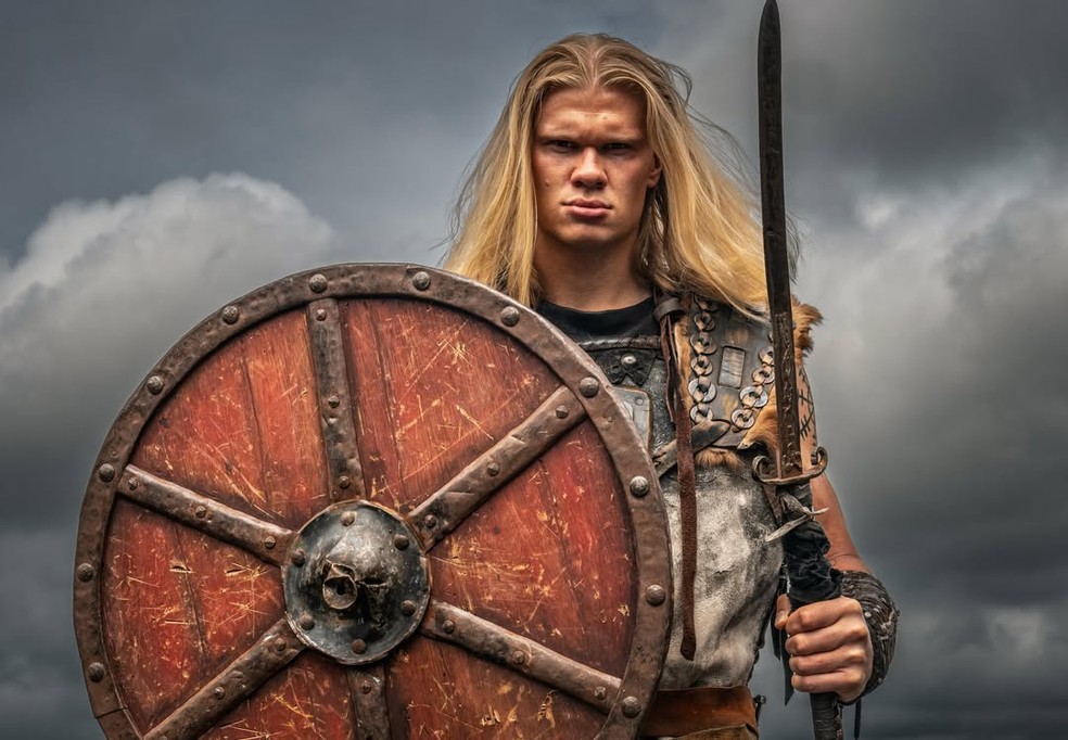 Haaland posa caracterizado de viking em ensaio da Noruega para a Copa do Mundo de 2026