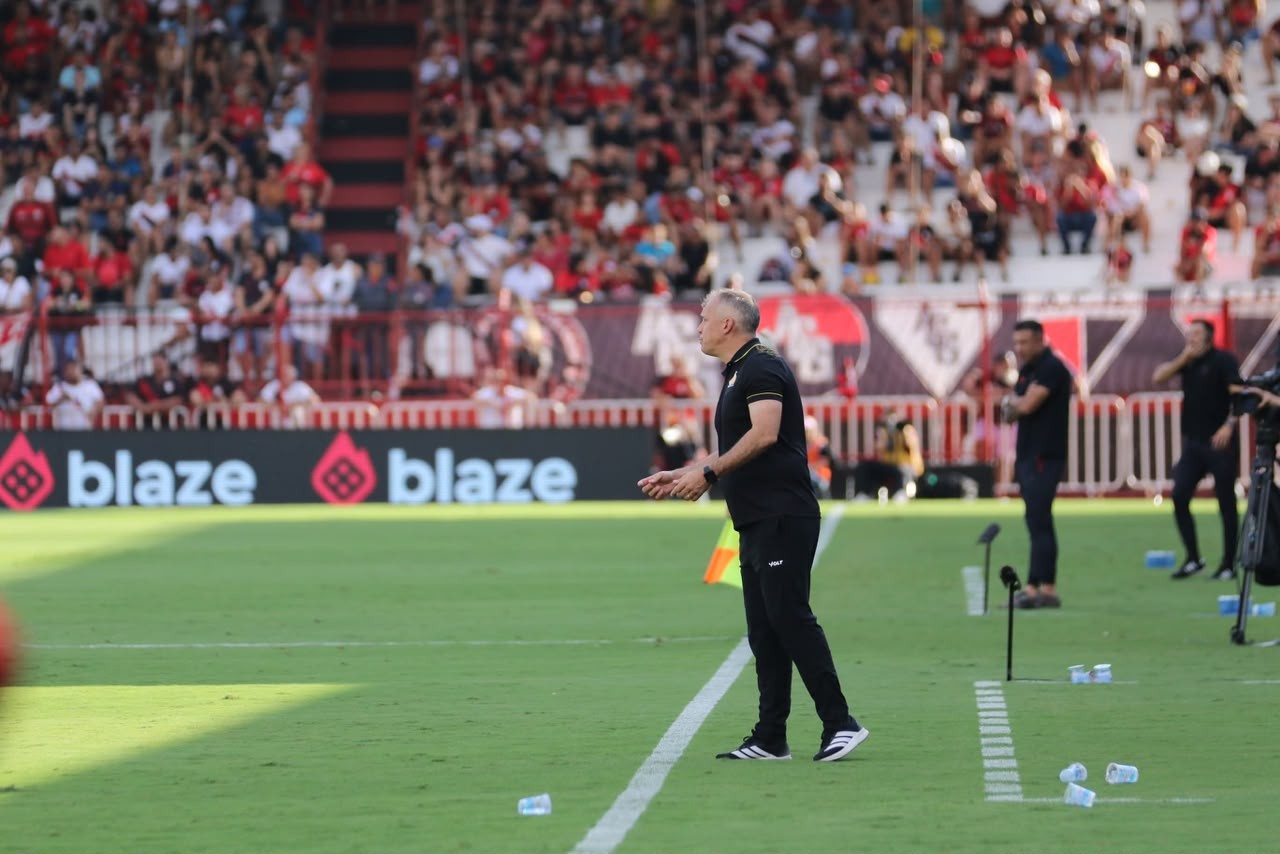 Eduardo Baptista reconhece falhas em goleada sofrida pelo Criciúma: "Postura irreconhecível"
