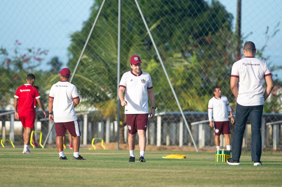 Daniel Paulista comanda treino do CRB — Foto: Francisco Cedrim/CRB