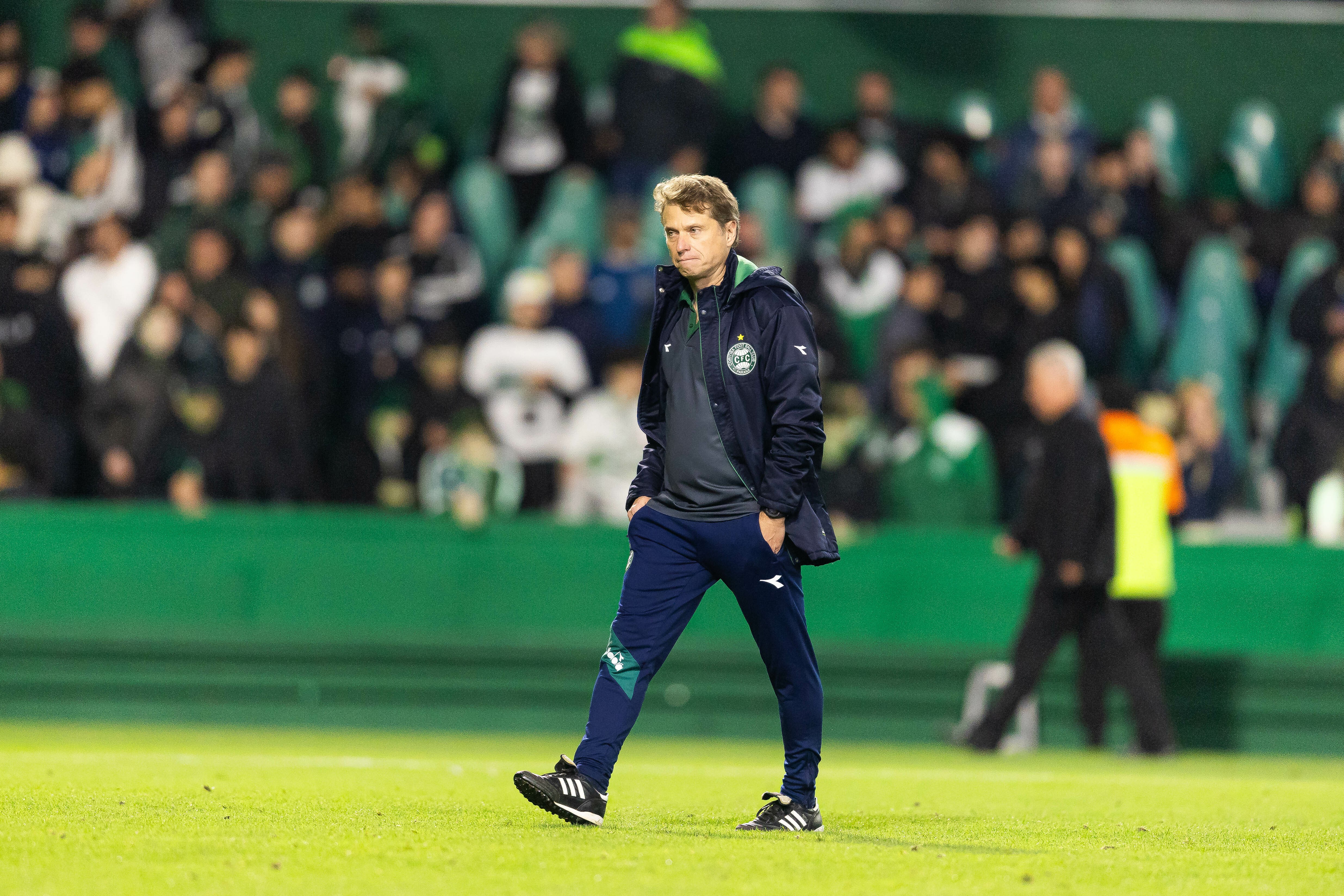 Seabra avalia Coritiba precipitado na derrota para o Grêmio e admite pressão na busca da permanência