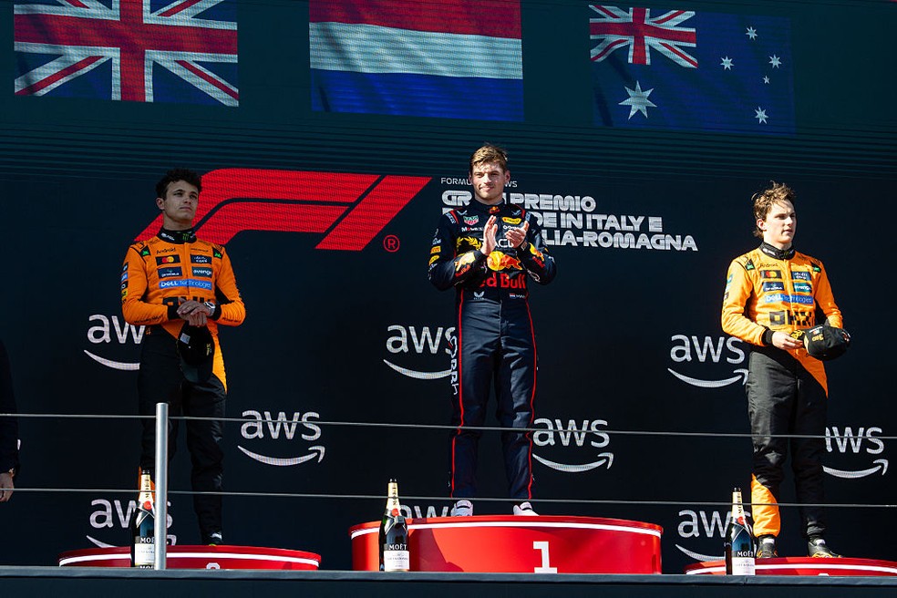 Pódio do GP da Emilia-Romagna de F1 2025, com Max Verstappen ao centro, Lando Norris em segundo e Oscar Piastri em terceiro — Foto: Kym Illman/Getty Images