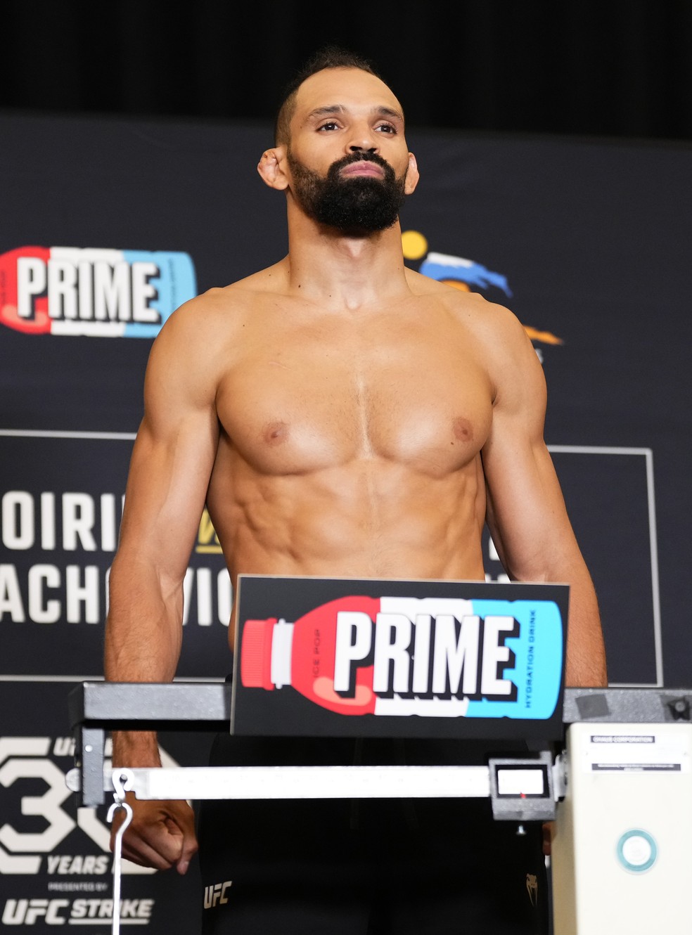 Michel Pereira fica acima do peso na pesagem do UFC 291 — Foto: Jeff Bottari/Zuffa LLC via Getty Images