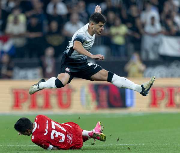Regularidade e Apoio de Fagner São Destaques de Hugo no Corinthians.