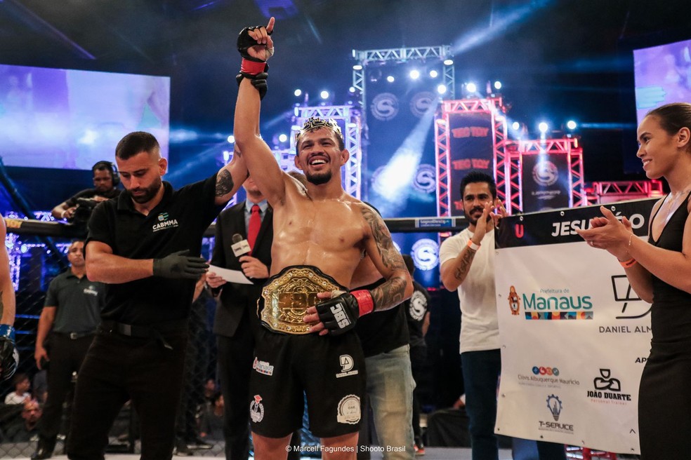 Cleiver Fernandes recebe cinturão do Shooto Brasil — Foto: Divulgação