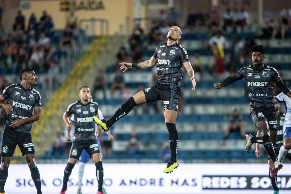 Santos sai atrás no placar em quase todos os jogos do Paulistão e vive