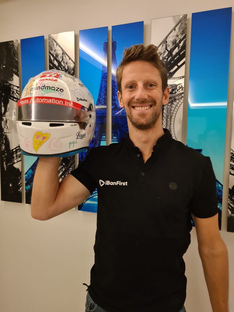 Romain Grosjean mostra capacete com layout pensado pelos filhos — Foto: Reprodução/rede social