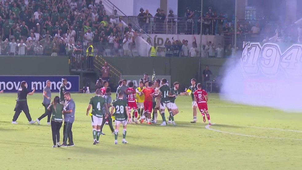 Goiás x Vila Nova termina com briga entre os jogadores — Foto: Reprodução / TV Anhanguera