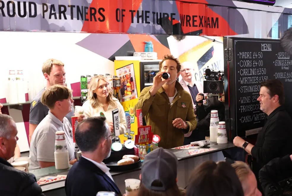 Ryan Reynolds distribuiu bebidas para torcedores para comemorar acesso do Wrexham &mdash; Foto: Reuters