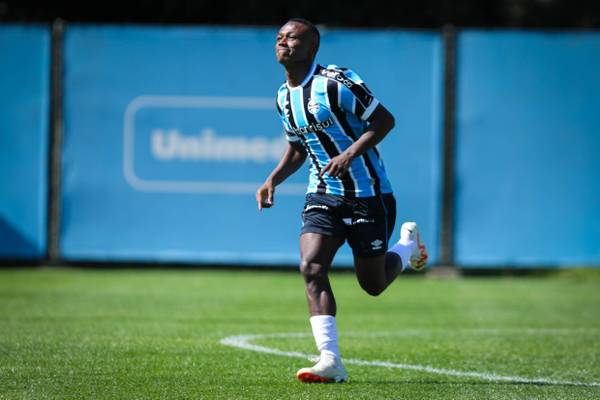 Destaque do Grêmio se adapta à nova posição e pode ser artilheiro da Copa do Brasil sub-20