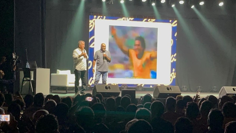Peu ao lado de Zico numa palestra  em Maceió — Foto: Denison Roma/Ge