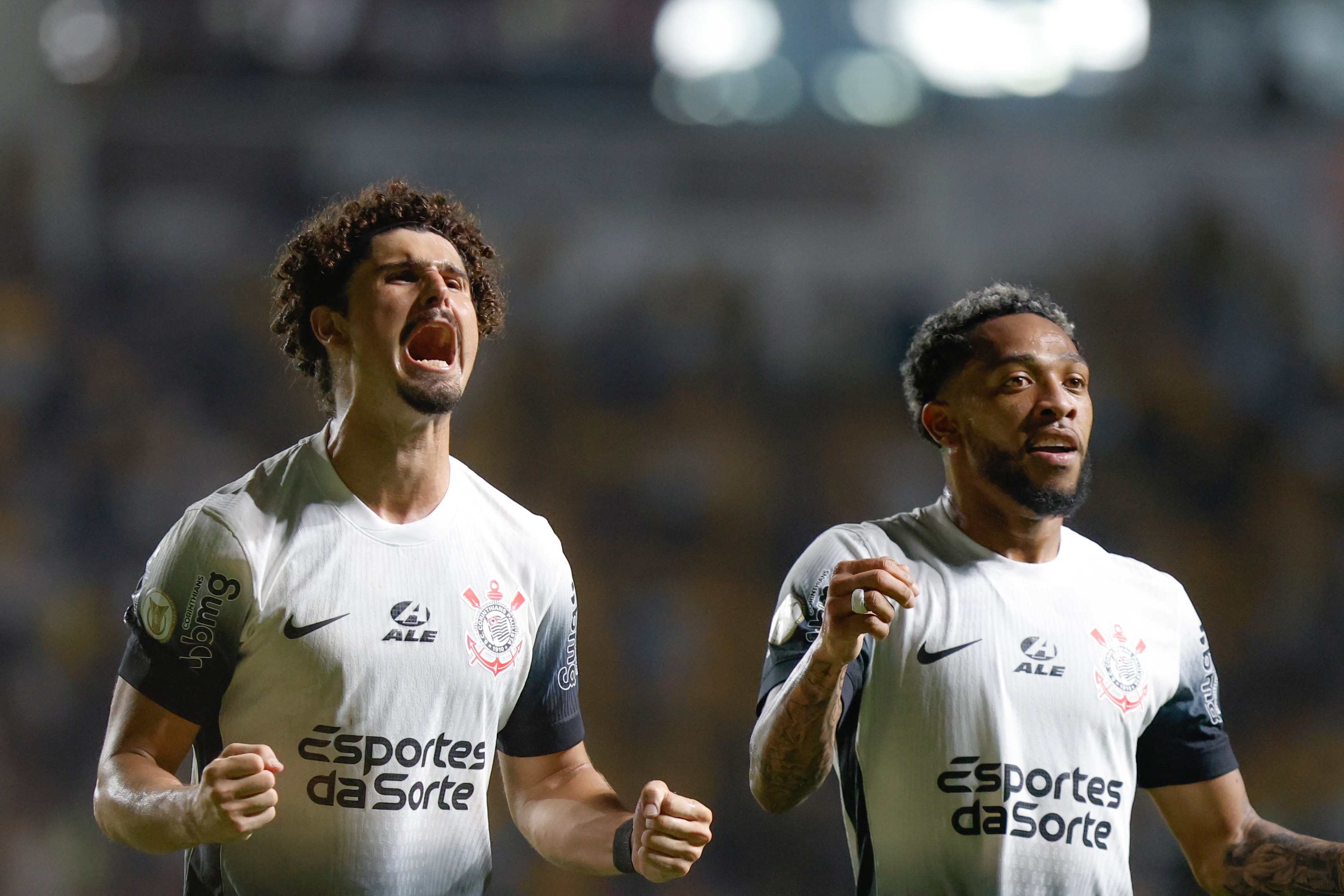 Vitória de virada do Corinthians tem Augusto Melo em campo, apoio da ...