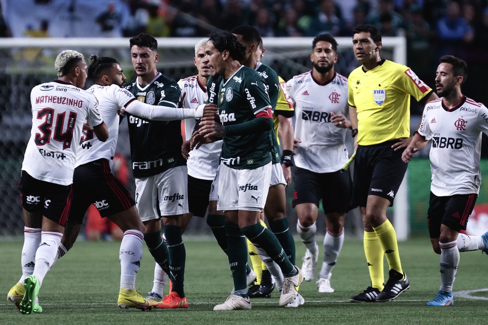 Flamengo: torcedores se irritam com suposta não marcação de pênalti contra  o Palmeiras