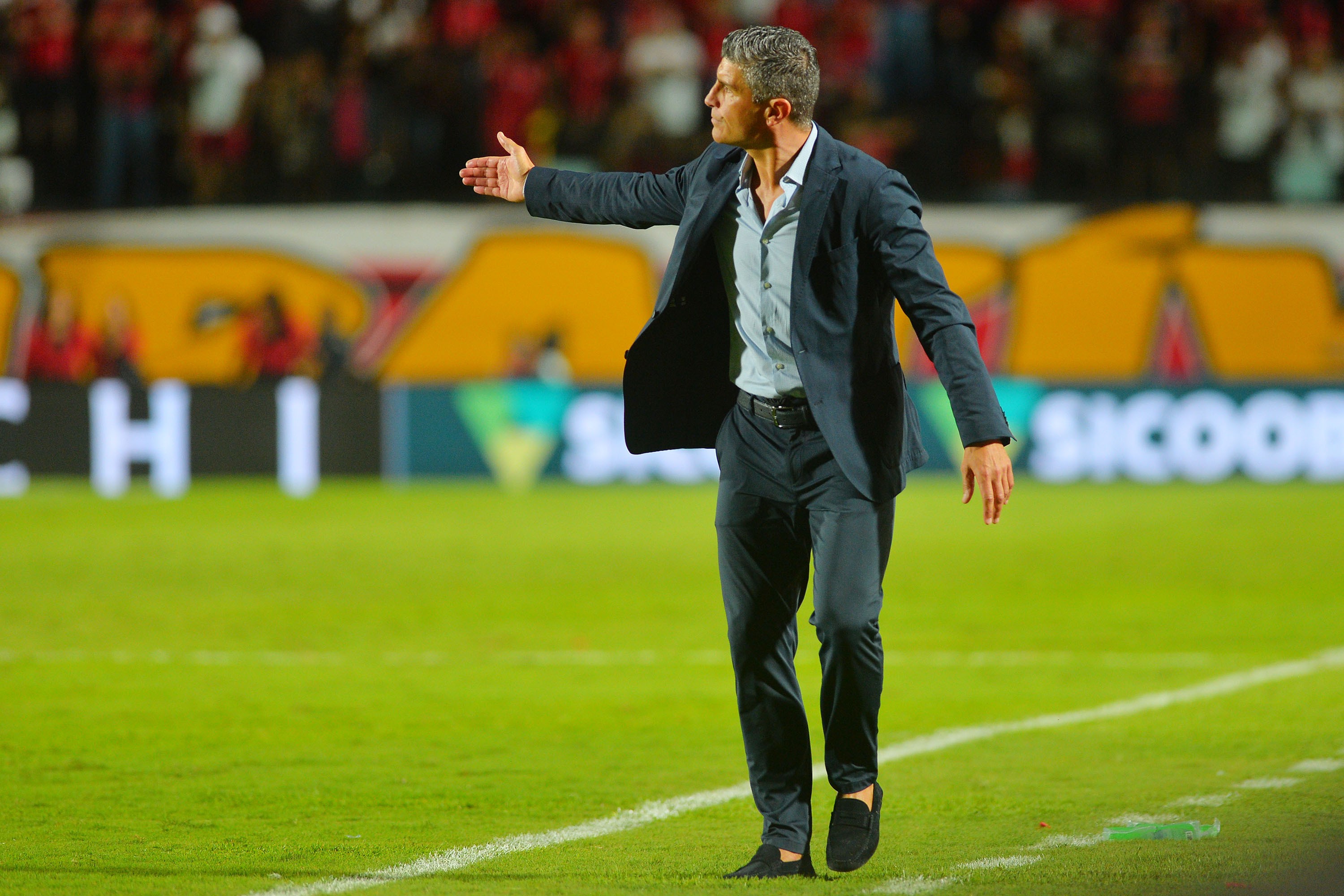 Pedro Emanuel retorna ao Vasco com equipe transformada e novas táticas