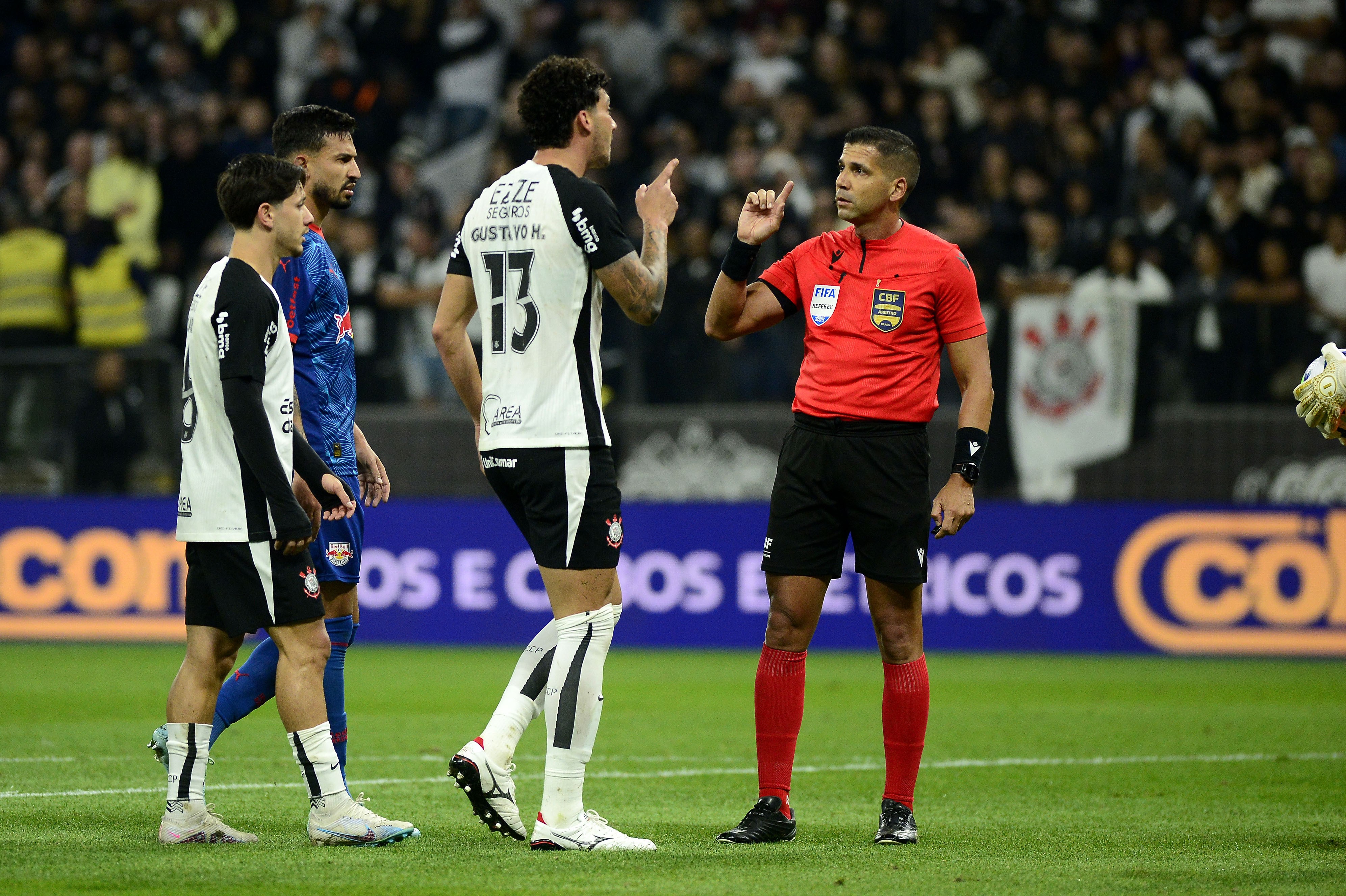 Árbitro relata ofensas de funcionários do Corinthians e intervenção policial no jogo.