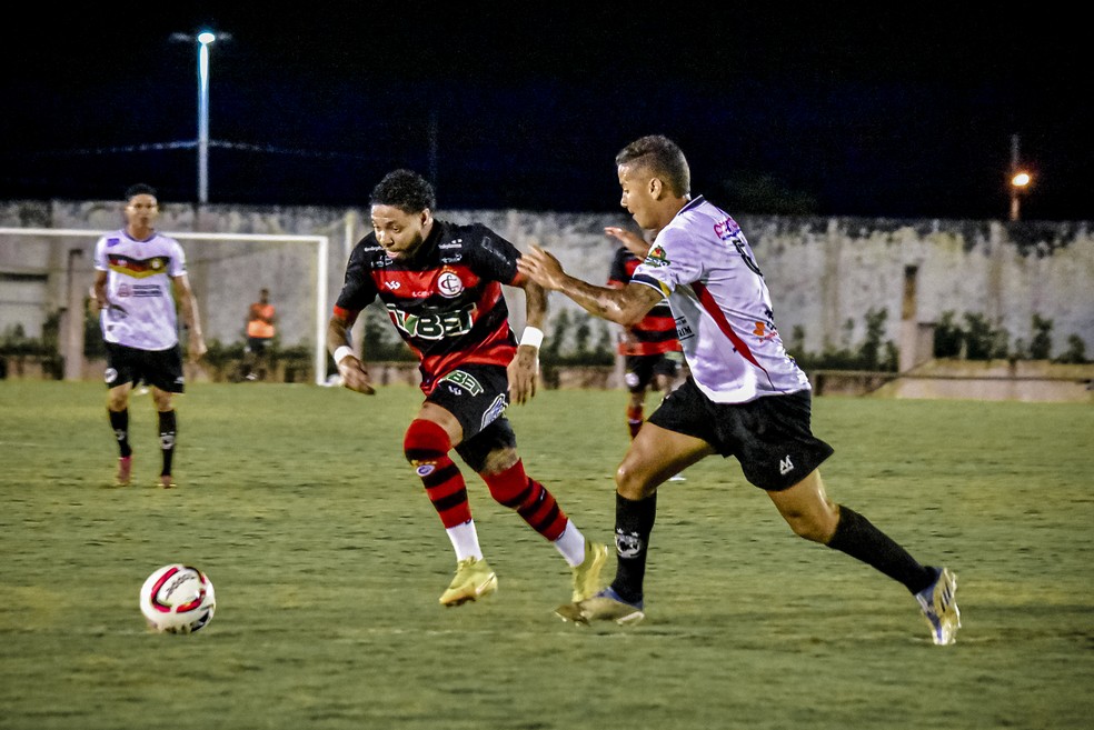 Campinense e Globo FC se enfrentaram na noite dessa segunda-feira — Foto: Estefinho Francelino/Campinense