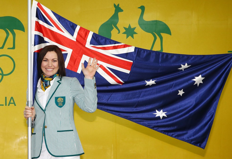 Ciclista Anna Meares com a bandeira da Austrália