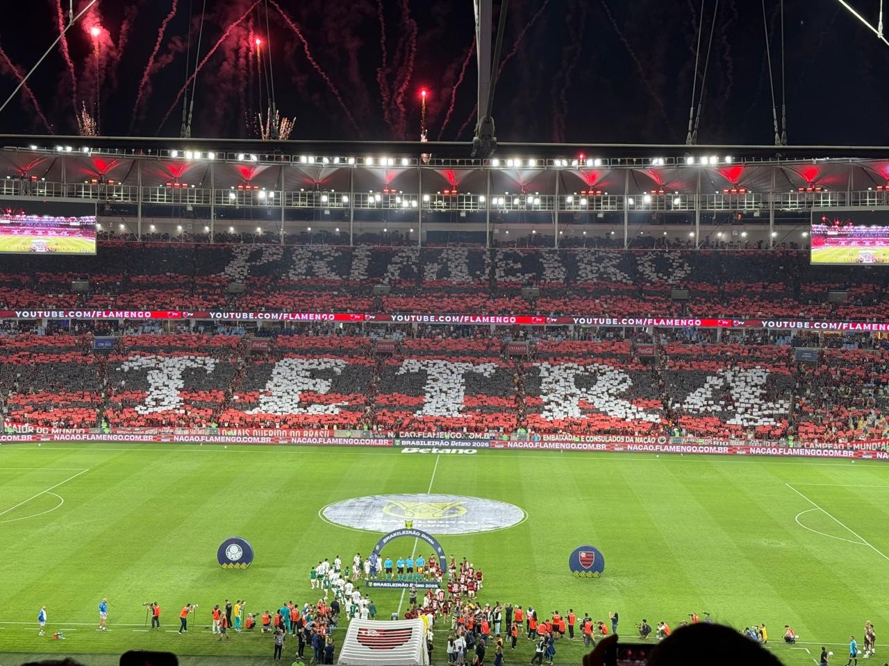 Torcida do Flamengo provoca Palmeiras com mosaico: "Primeiro tetra"