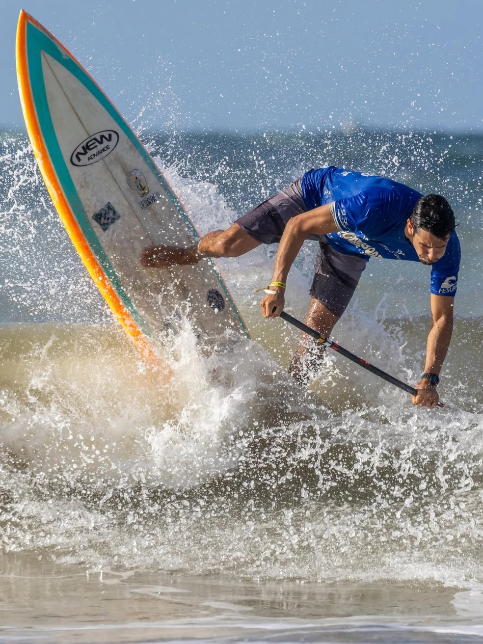 Gimenes comemorando vitória no SUP Surf