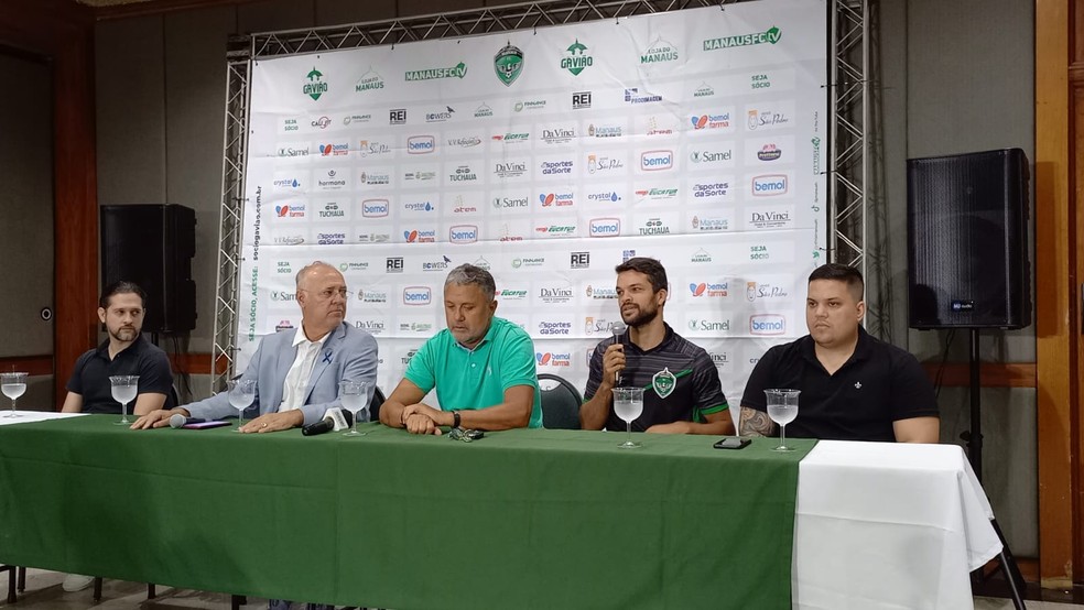 M&aacute;rcio Passos, segundo da direita para a esquerda, anunciado como gerente de futebol &mdash; Foto: Kassio Junio