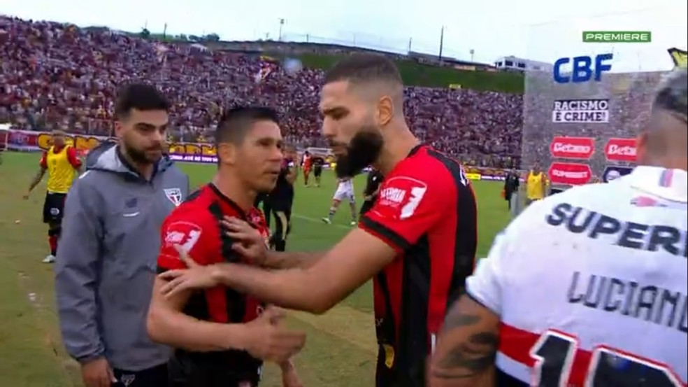 Expulso, zagueiro do Vitória invade campo para criticar arbitragem |  vitória | ge