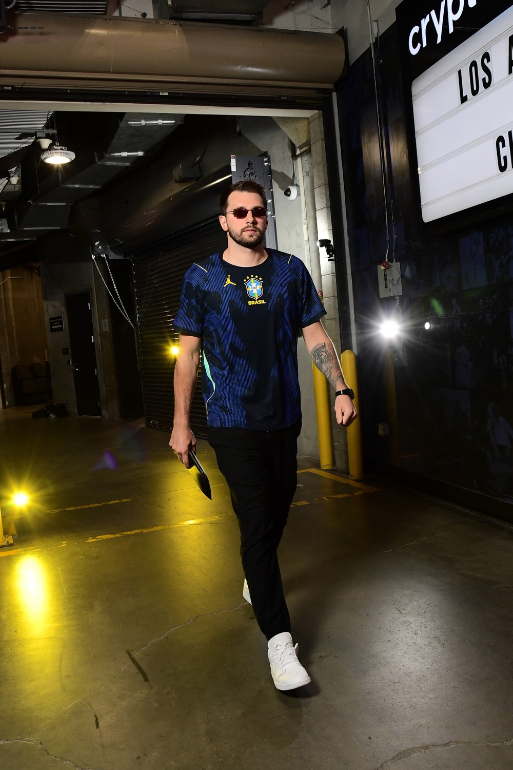 Astro dos Lakers, Doncic chega com camisa do Brasil para jogo contra o Bulls