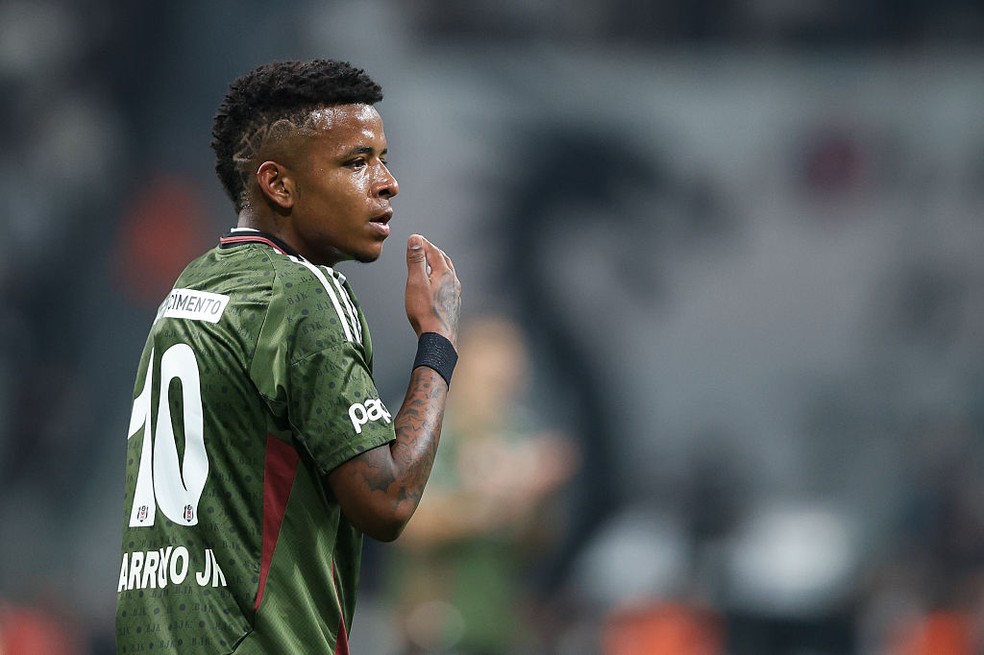Em negociação com o Cruzeiro, Keny Arroyo fica fora de jogo do Besiktas