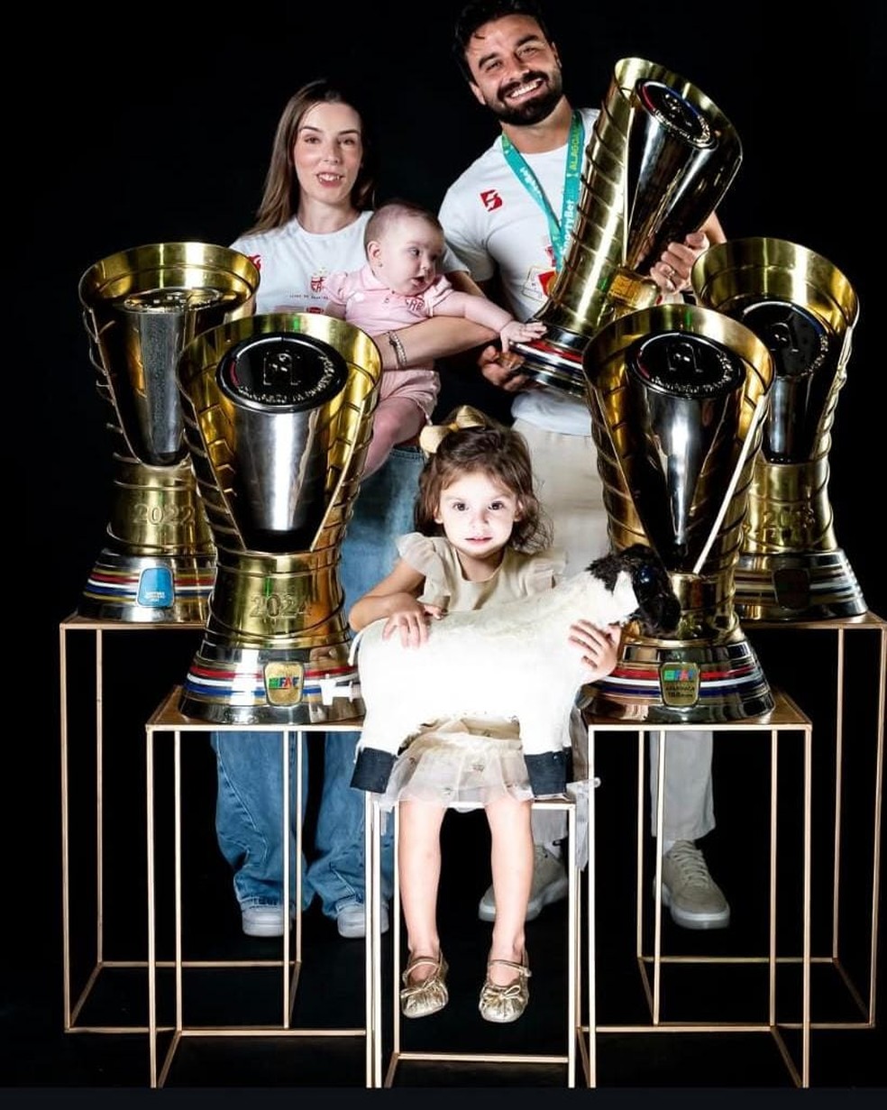 Goleiro Matheus Albino e família posam com as taças do penta — Foto: Francisco Cedrim/ASCOM CRB