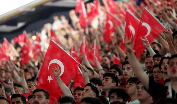 Euro: El penalti de Demiral genera una ola de apoyo y lleva incluso al presidente al partido de Türkiye |  Eurocopa