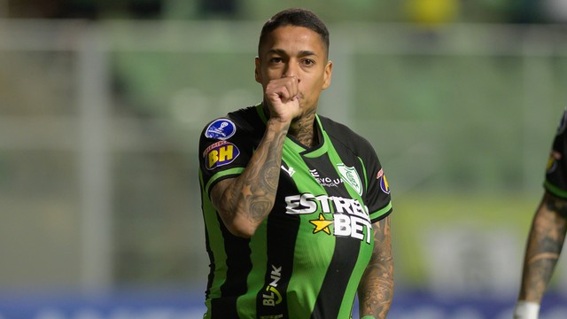 Matheusinho comemora gol