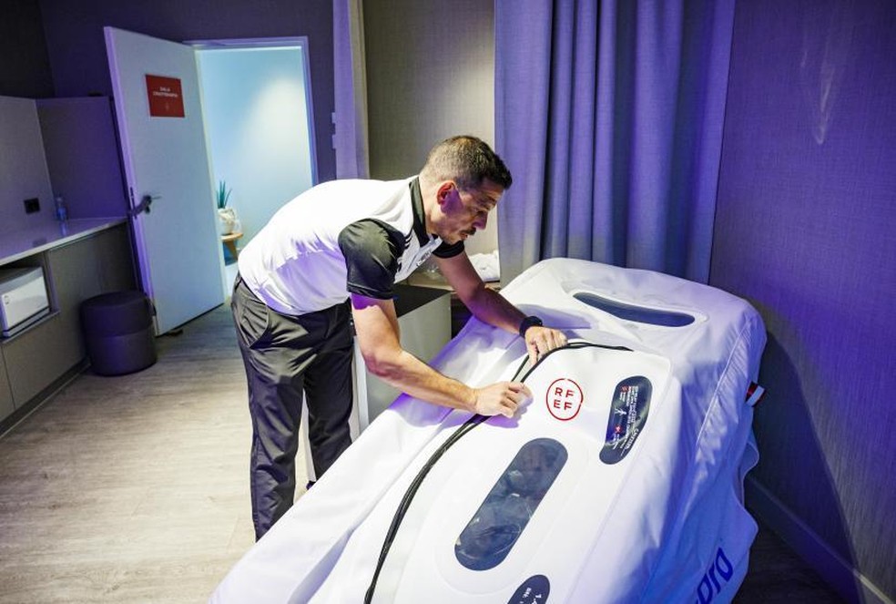 Jogador da Espanha em c&aacute;psula de recupera&ccedil;&atilde;o &mdash; Foto: RFEF