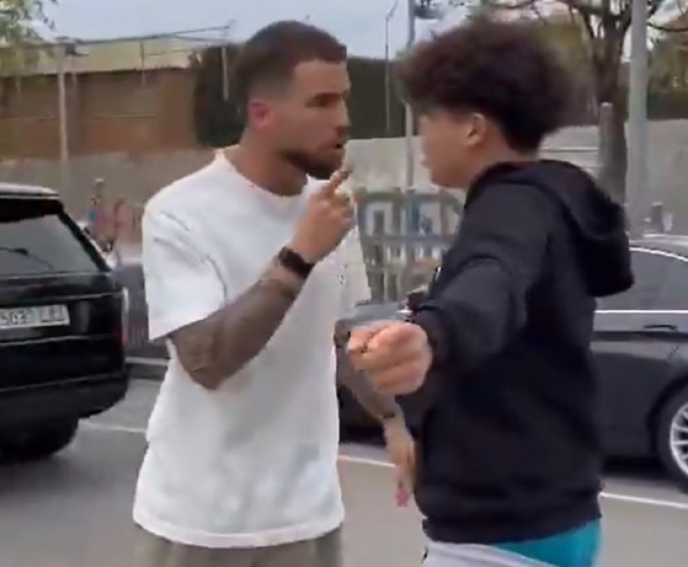 Iñigo Martínez, do Barcelona, discutindo com torcedor (Foto: Reprodução) 