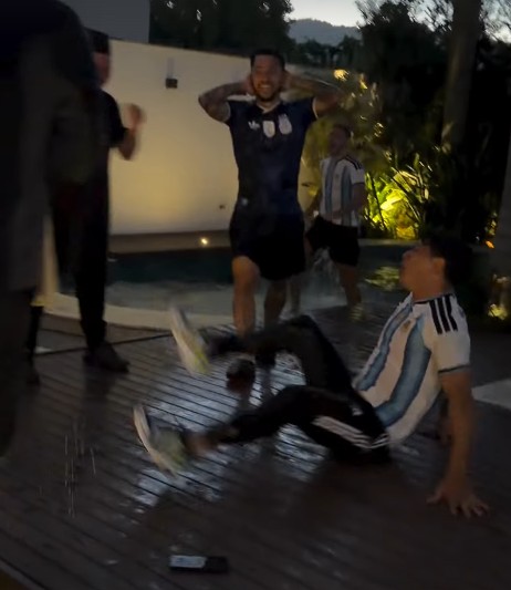 Germán Cano vai à loucura com classificação da Argentina para a final e pula na piscina de roupa; veja