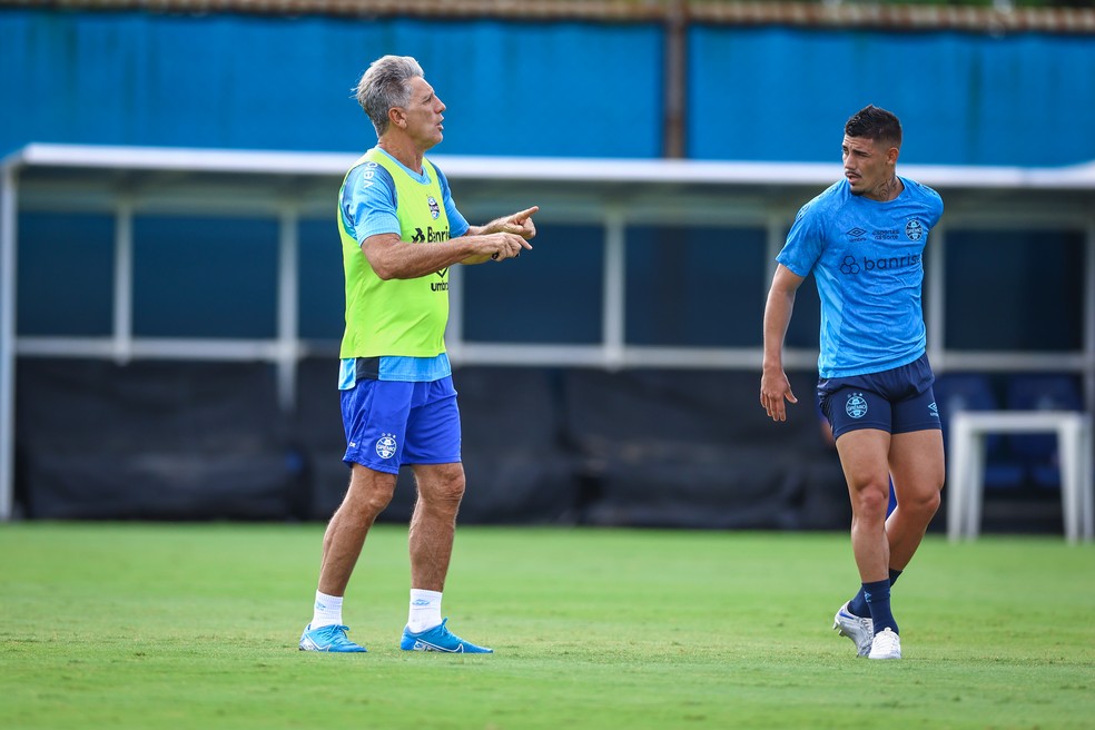 Renato e Mayk em treino do Grêmio, no CT Luiz Carvalho — Foto: Lucas Uebel/Grêmio FBPA