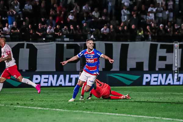 Fortaleza lidera o returno com Grêmio e Bahia na cola.