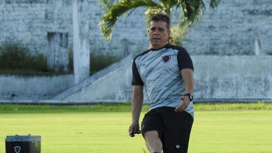 Piza é regularizado e vai comandar o Botafogo-PB contra o Caxias - Foto: (Allan Hebert/Botafogo-PB)